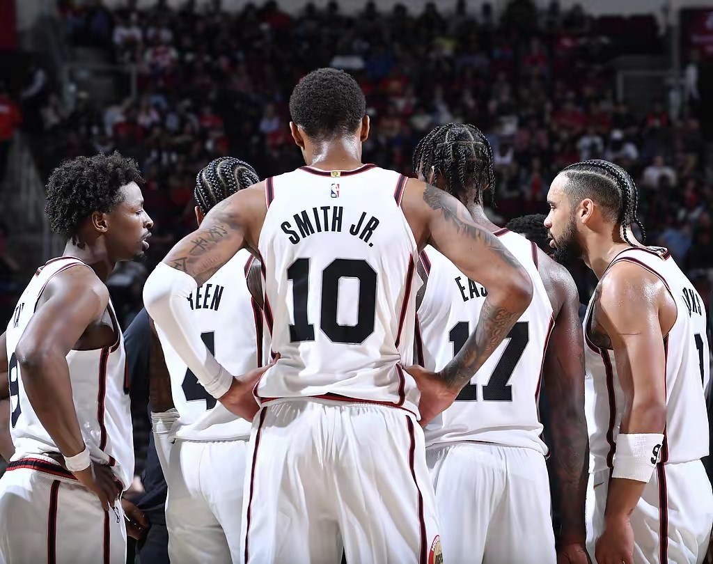 集结日突围战来临，洛杉矶湖人围绕国王杯回应争议，球迷炸锅，临场指挥获称赞